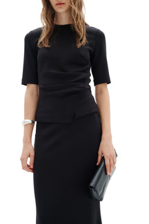 T-Shirt noir à manches courtes avec détail froncé asymétrique au côté pour femme par InWear, vue de face sur mannequin