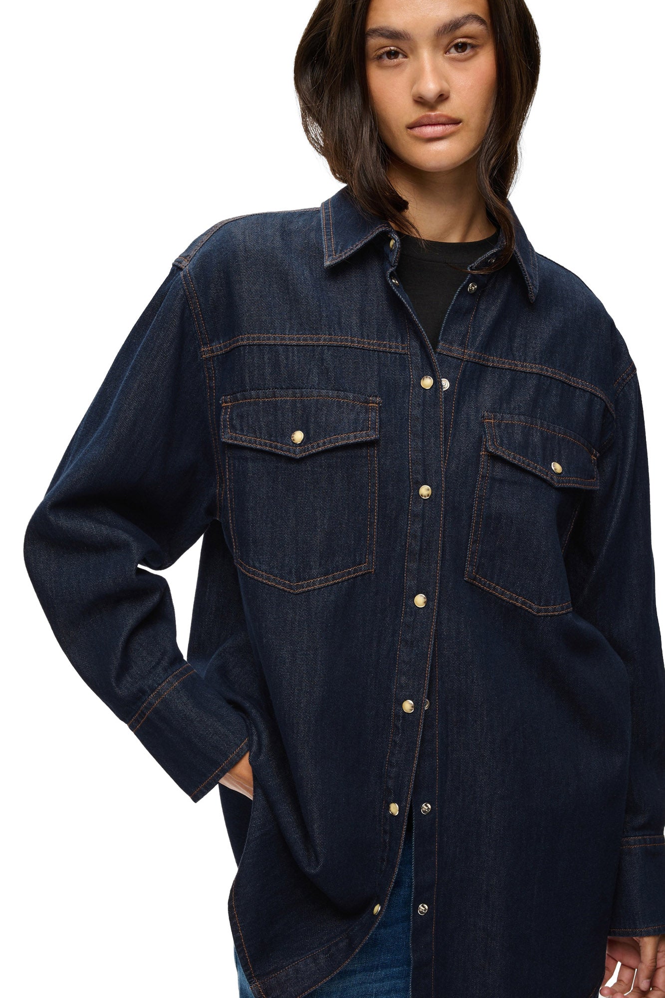 Blouse manches longues en denim foncé avec col pointu et boutons-pression pour femme par InWear, vue rapprochée avant