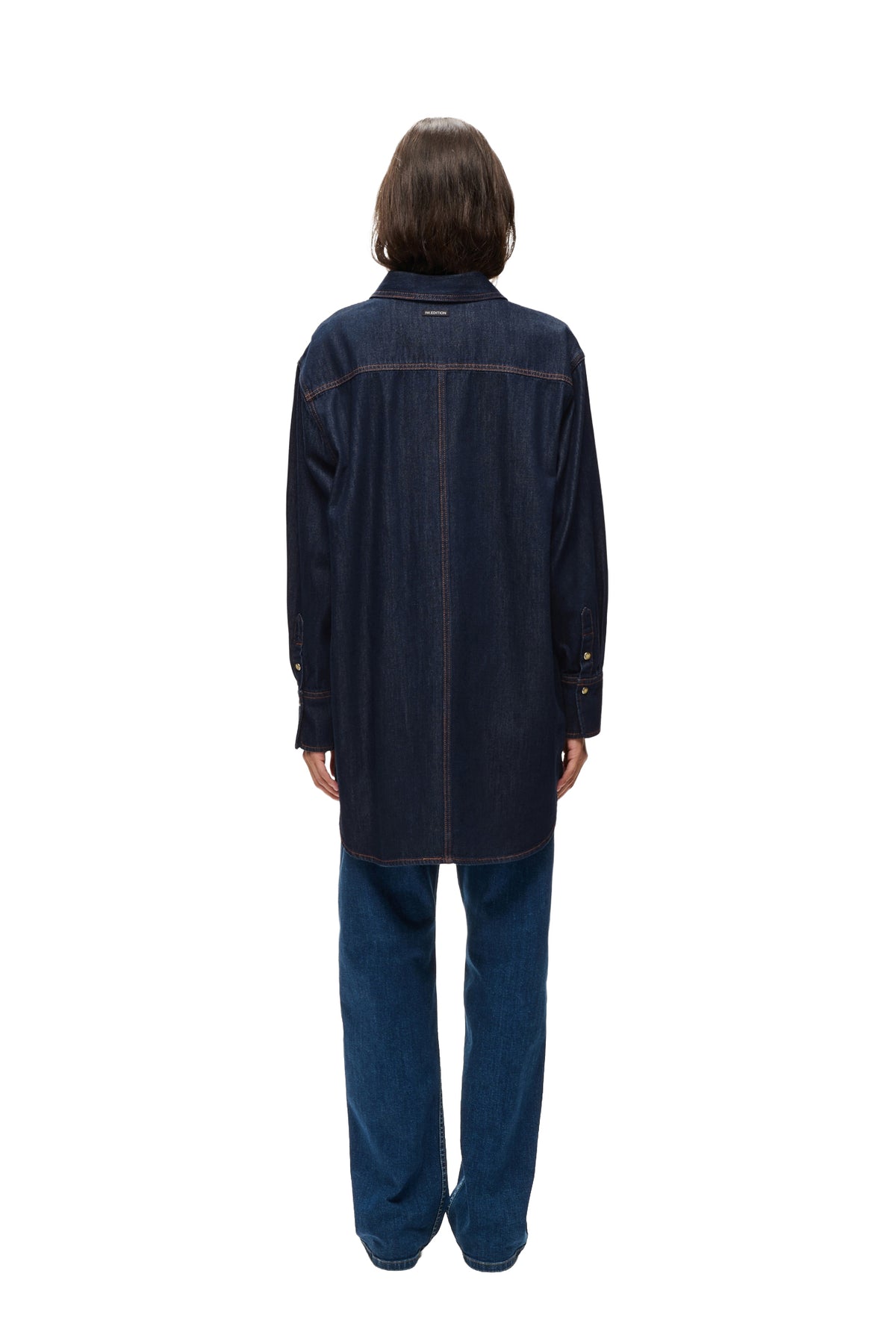 Vue arrière sur mannequin d’une longue blouse manches longues en denim foncé avec surpiqûres pour femme par InWear