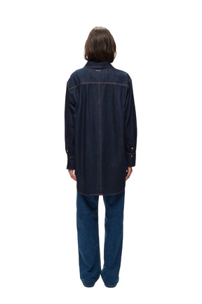 Vue arrière sur mannequin d’une longue blouse manches longues en denim foncé avec surpiqûres pour femme par InWear
