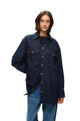 Blouse manches longues en denim indigo foncé avec boutons-pression pour femme par InWear, vue avant sur mannequin