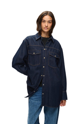 Blouse manches longues en denim indigo foncé avec boutons-pression pour femme par InWear, vue avant sur mannequin