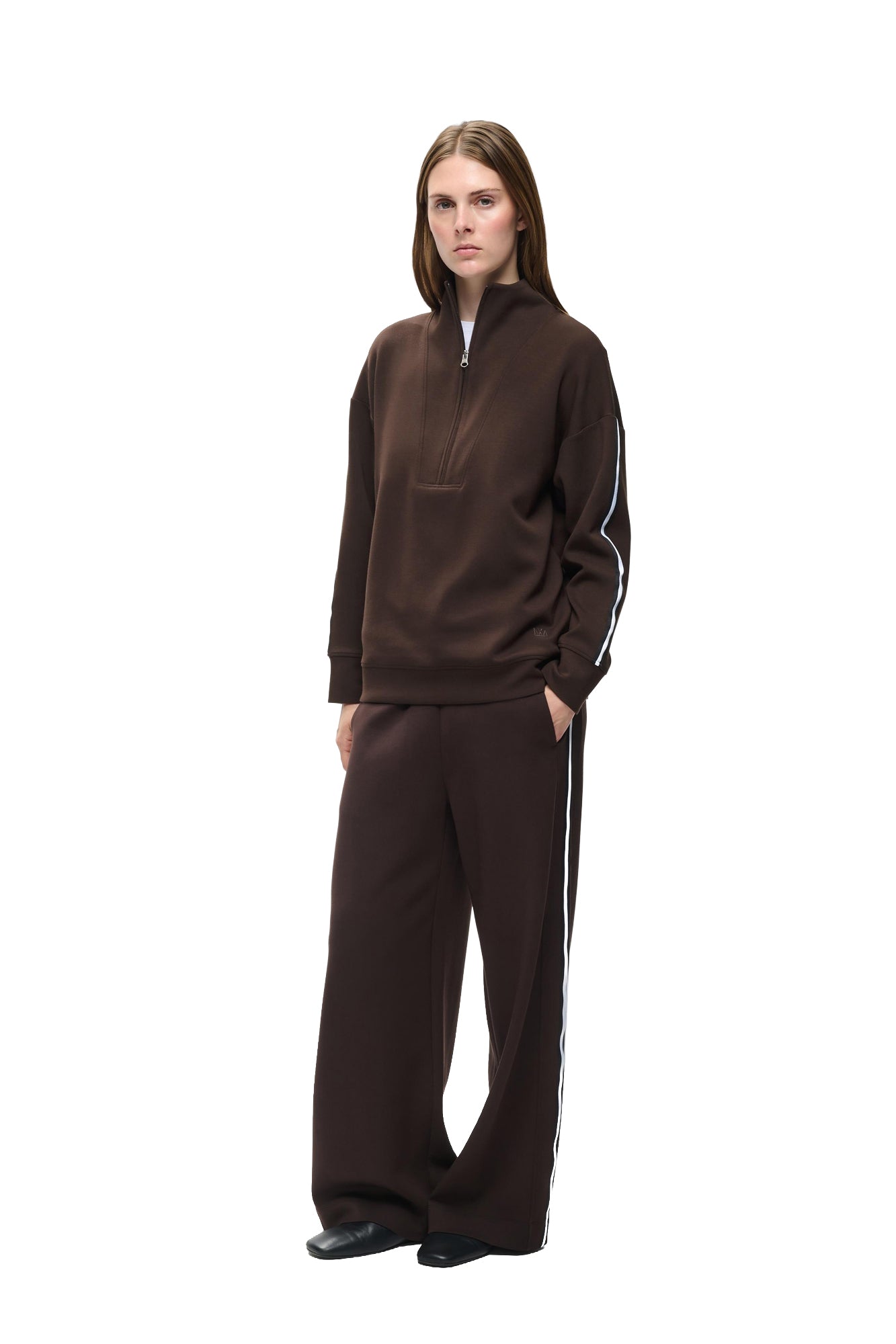 Vue inclinée sur modèle du chandail brun foncé à demi-fermeture éclair, col montant, vue de cote pour femme par InWear