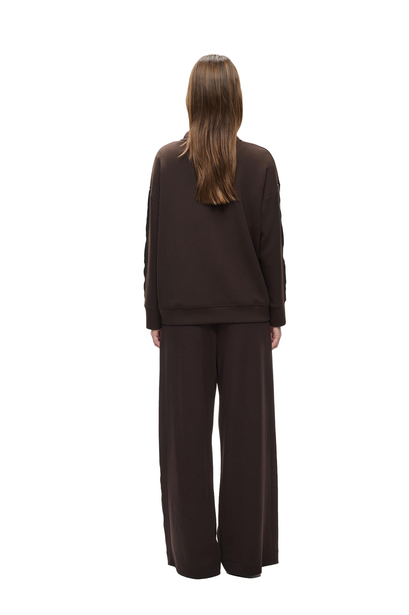 Vue arrière sur modèle du chandail à demi-fermeture éclair brun foncé avec coupe ample pour femme par InWear