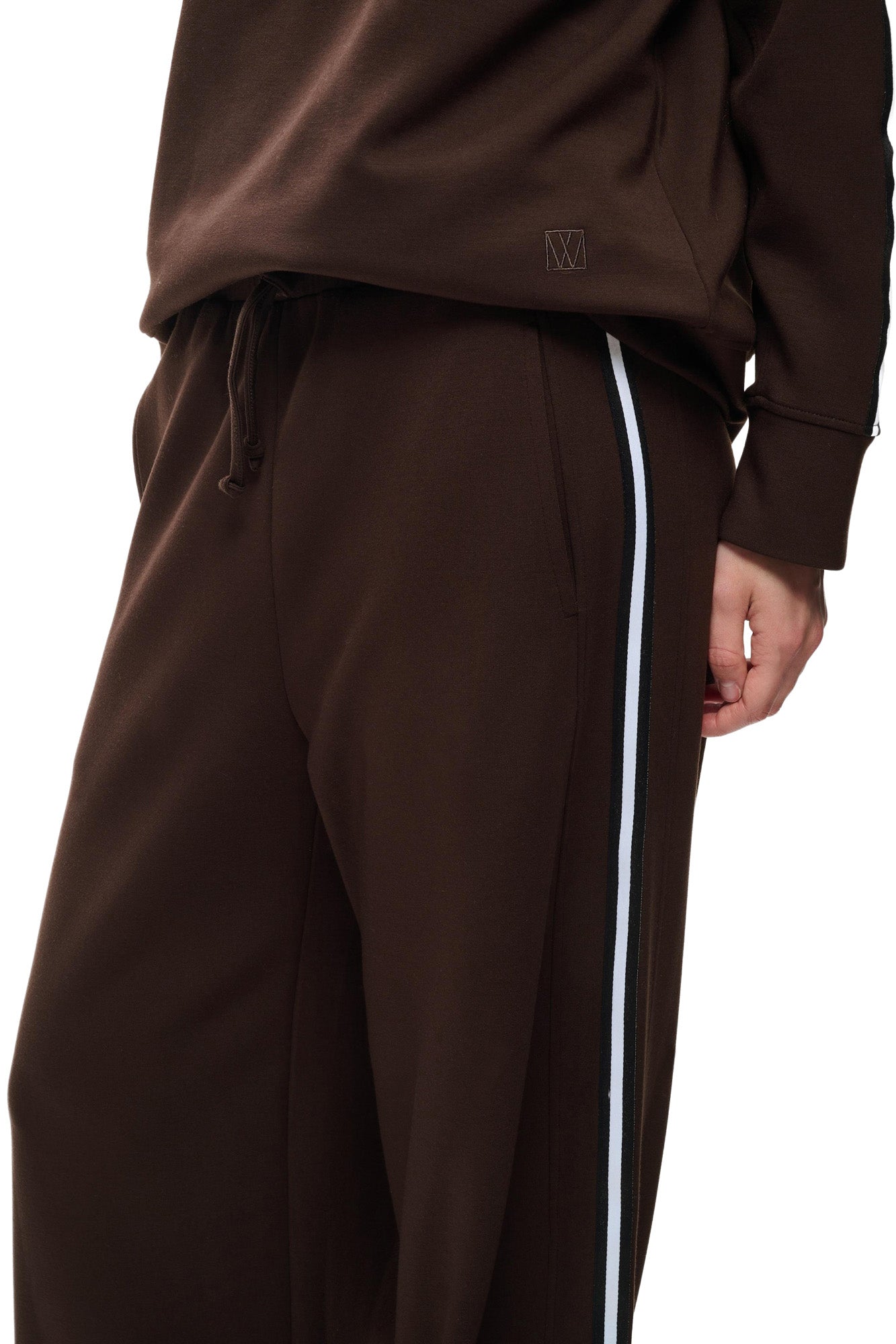 Pantalon à jambe large à cordon brun foncé montrant taille à cordon, poche et bande noir pour femme par InWear, en gros plan