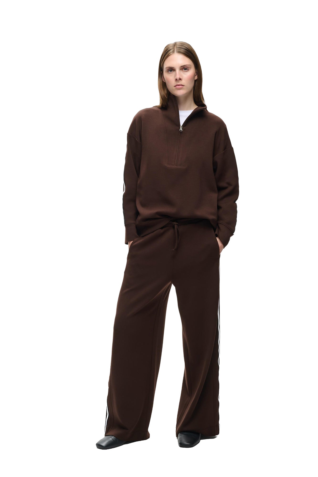 Vue de face complète du pantalon à jambe large à cordon brun foncé à jambe large avec cordon pour femme par InWear