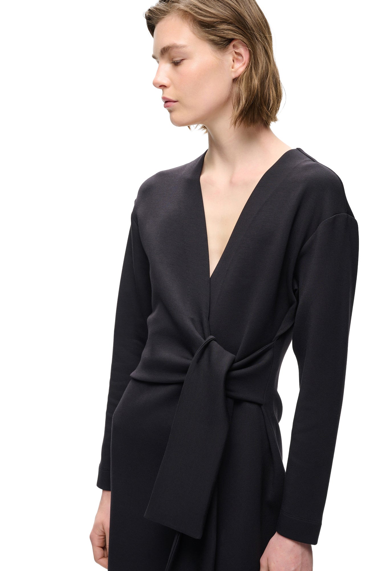Vue rapprochée devant du robe manches longues noire à col en V et ceinture nouée pour femme par InWear
