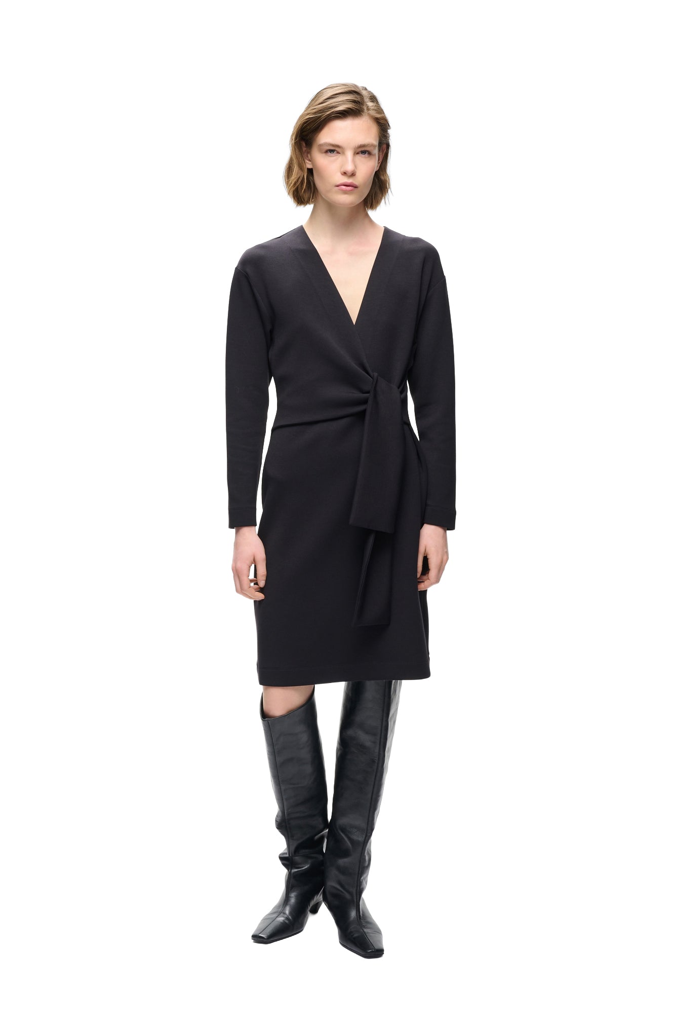 Vue devant sur mannequin du robe manches longues noire à col en V et ceinture nouée, vue de face pour femme par InWear