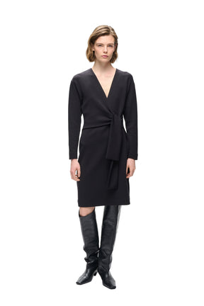 Vue devant sur mannequin du robe manches longues noire à col en V et ceinture nouée, vue de face pour femme par InWear