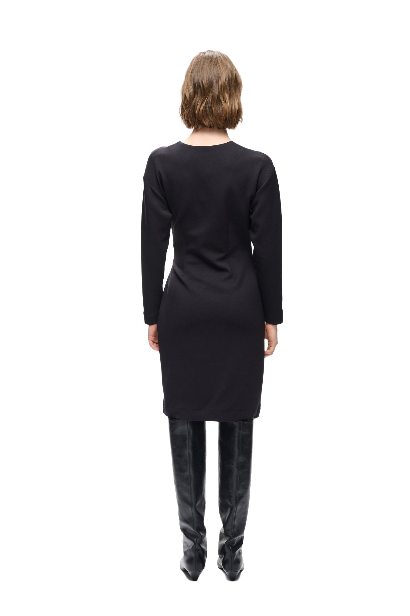 Vue arrière sur mannequin de la robe noire à manches longues et ourlet au genou pour femme par InWear