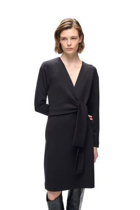 Vue devant sur mannequin du robe manches longues noire à col en V et ceinture longue, vue de face pour femme par InWear