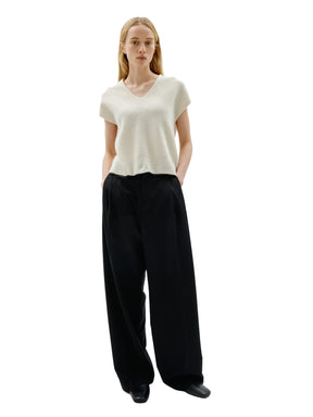 T-Shirt en tricot crème à manches courtes et col en V sur mannequin, vue de face pour femme par InWear
