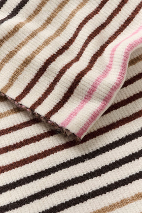 Gros plan de la texture en tricot ivoire du foulard à rayures brunes avec noires ainsi que tan et roses pour femme par InWear