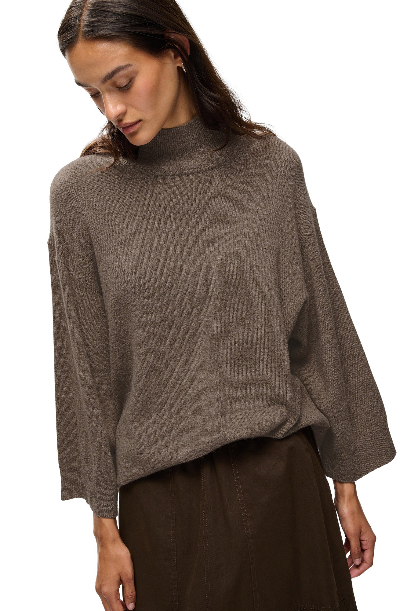 Vue avant en angle du chandail manches longues en tricot taupe à col montant et manches larges pour femme par InWear