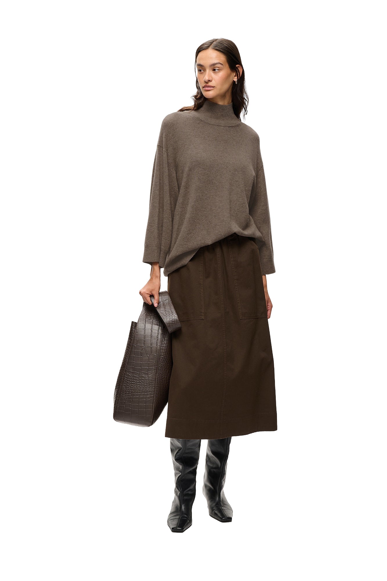 Vue avant pleine longueur du chandail manches longues en tricot taupe à col montant avec jupe brune pour femme par InWear
