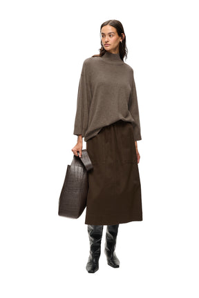 Vue avant pleine longueur du chandail manches longues en tricot taupe à col montant avec jupe brune pour femme par InWear