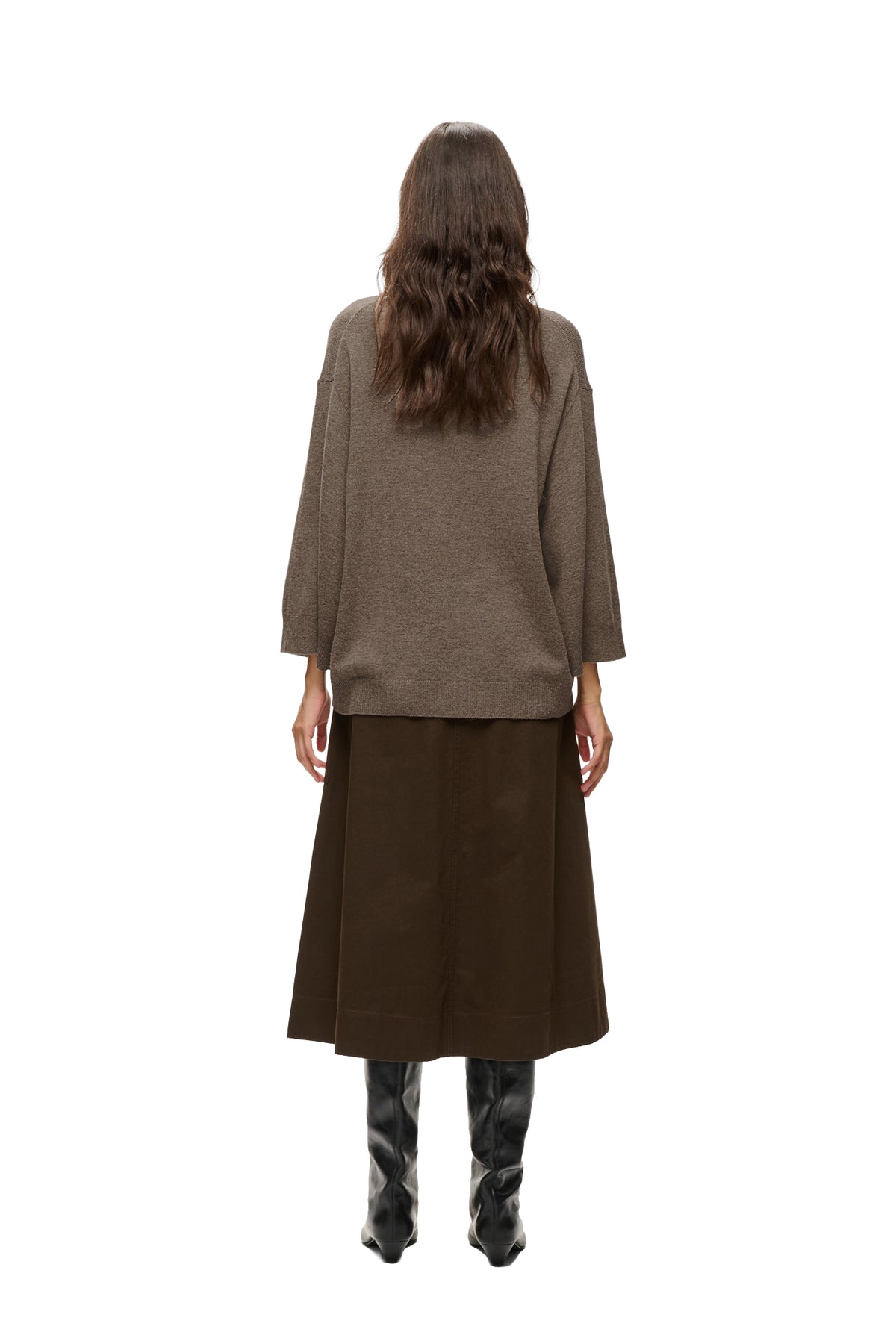 Vue arrière du chandail manches longues en tricot taupe avec épaules tombantes et manches larges pour femme par InWear