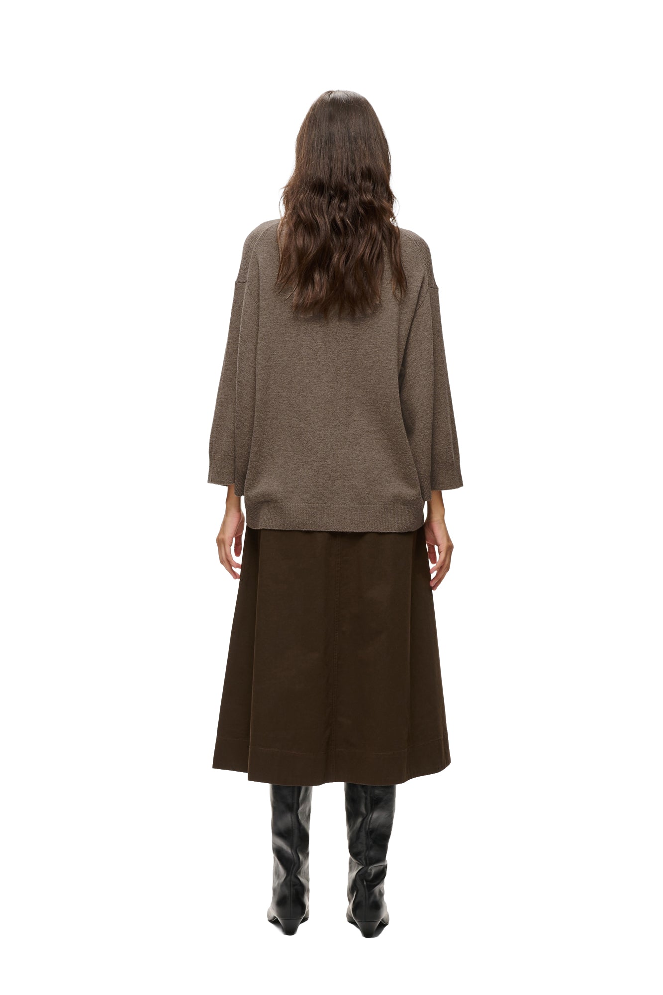Vue arrière du chandail manches longues en tricot taupe avec épaules tombantes et manches larges pour femme par InWear