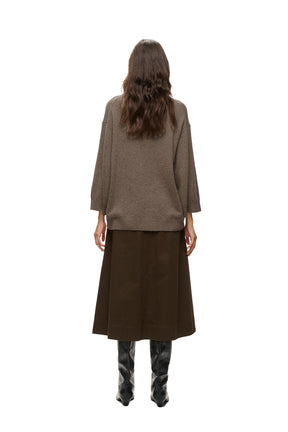 Vue arrière du chandail manches longues en tricot taupe avec épaules tombantes et manches larges pour femme par InWear