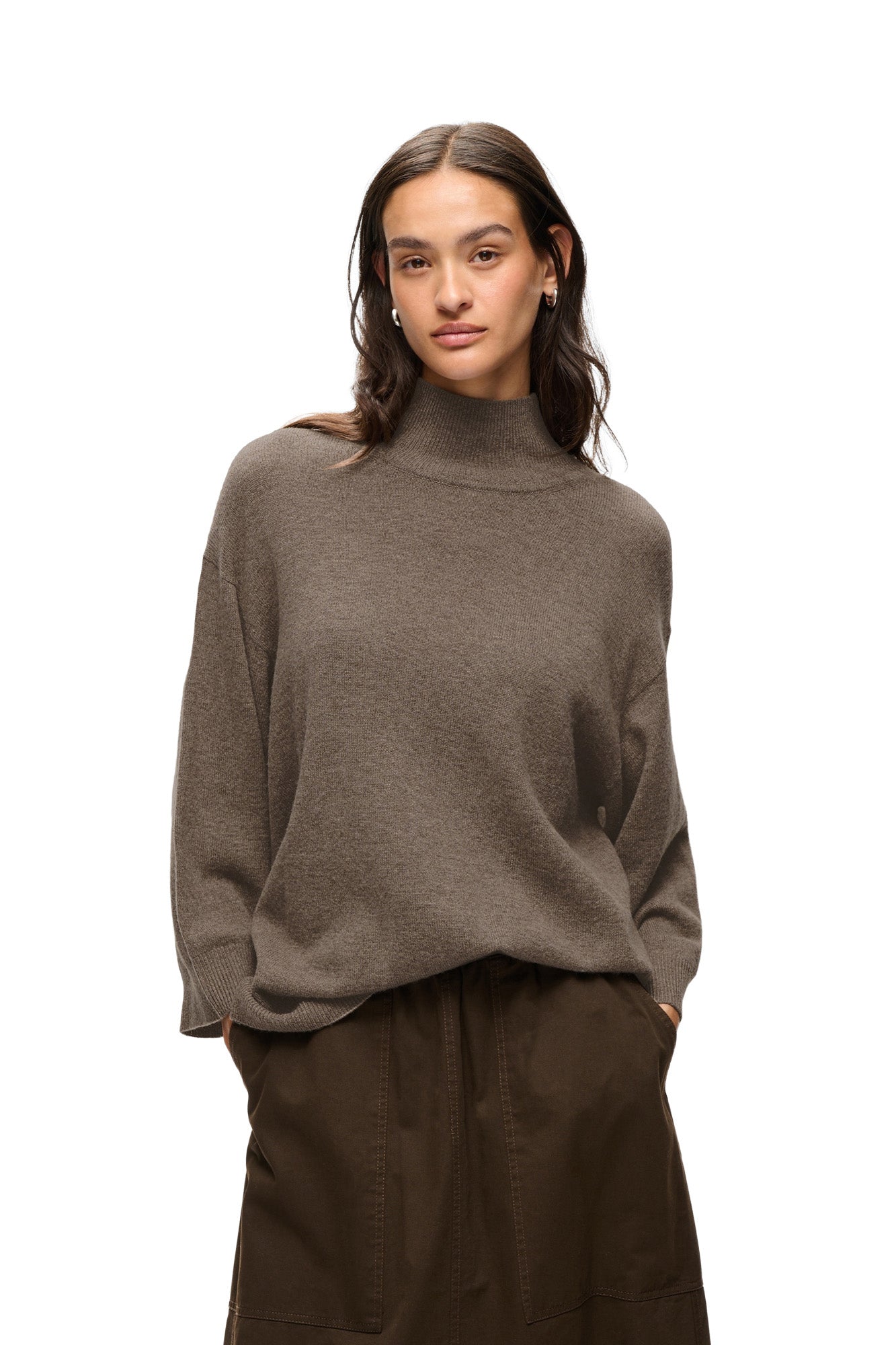 Vue avant mi-corps du chandail manches longues en tricot taupe à col montant, épaules tombantes pour femme par InWear