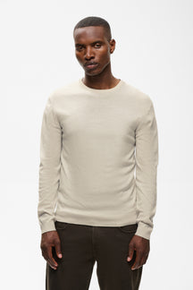 Chandail tricoté beige pâle à col rond et manches longues pour homme par Matinique, vue avant sur mannequin