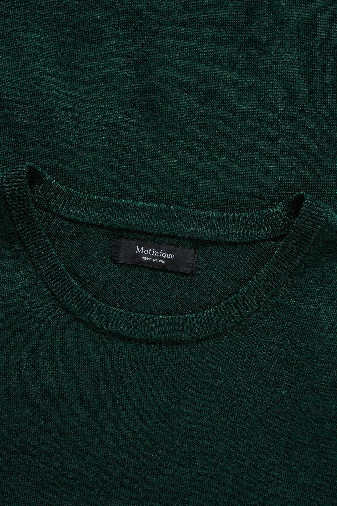 Détail du col du chandail manches longues en tricot vert foncé avec encolure ronde côtelée pour homme par Matinique