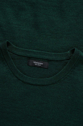 Détail du col du chandail manches longues en tricot vert foncé avec encolure ronde côtelée pour homme par Matinique