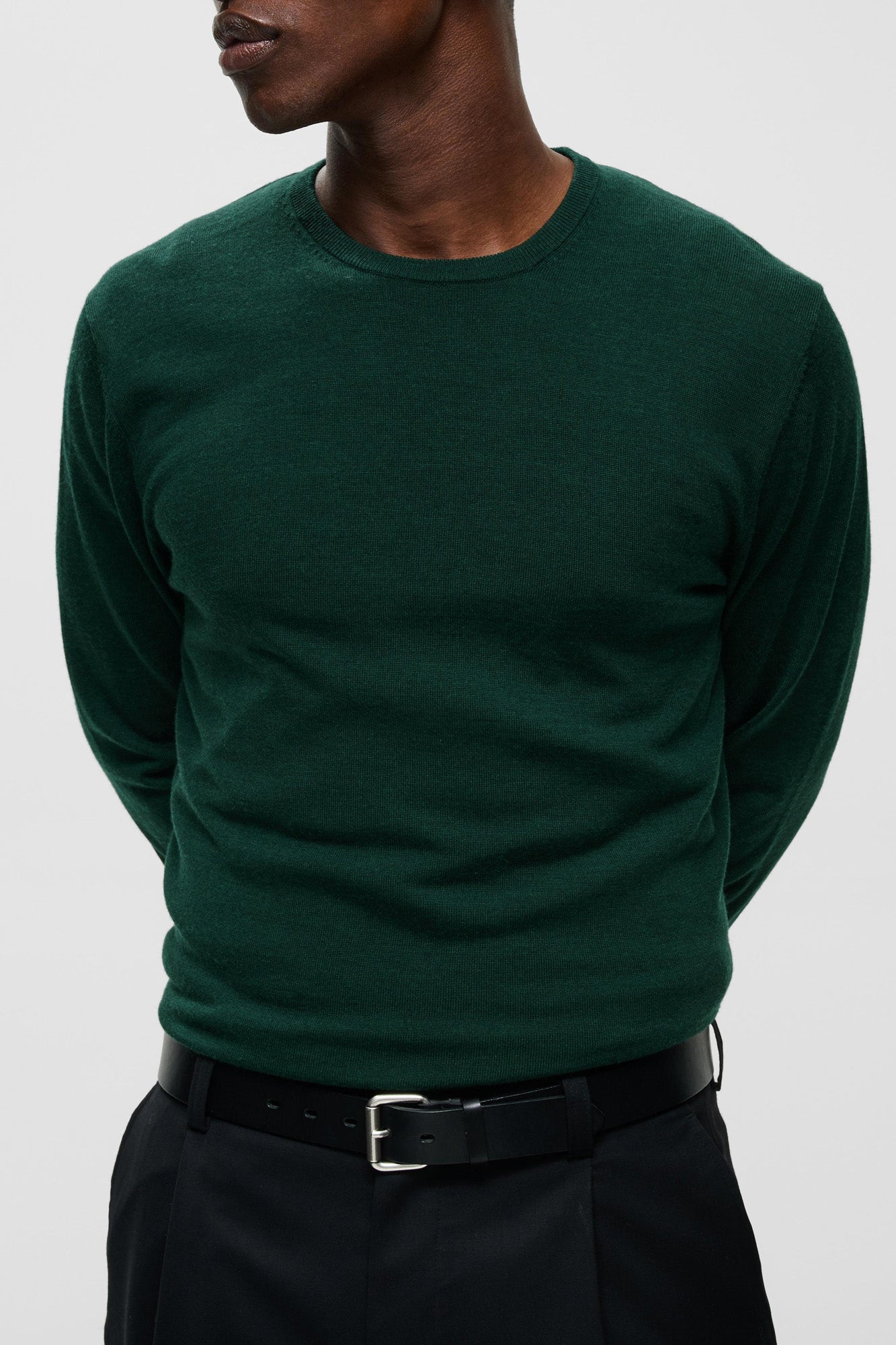 Vue avant rapprochée du chandail manches longues en tricot vert foncé avec col rond côtelé pour homme par Matinique