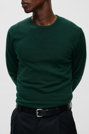 Vue avant rapprochée du chandail manches longues en tricot vert foncé avec col rond côtelé pour homme par Matinique