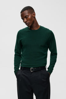 Chandail en tricot vert foncé à col rond et manches longues pour homme par Matinique, vue avant sur mannequin