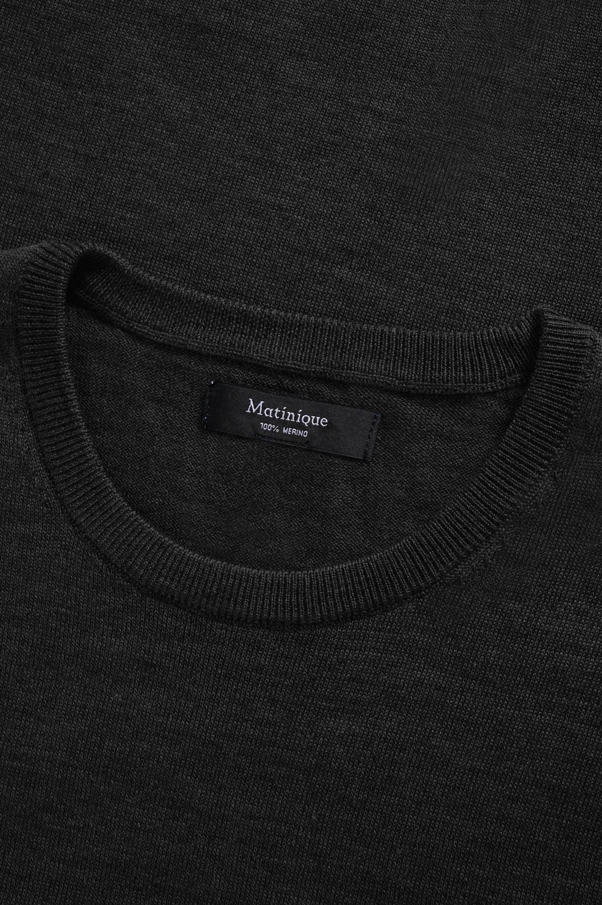 Col rond d’un chandail manches longues en tricot noir avec bordure côtelée pour homme par Matinique, en gros plan