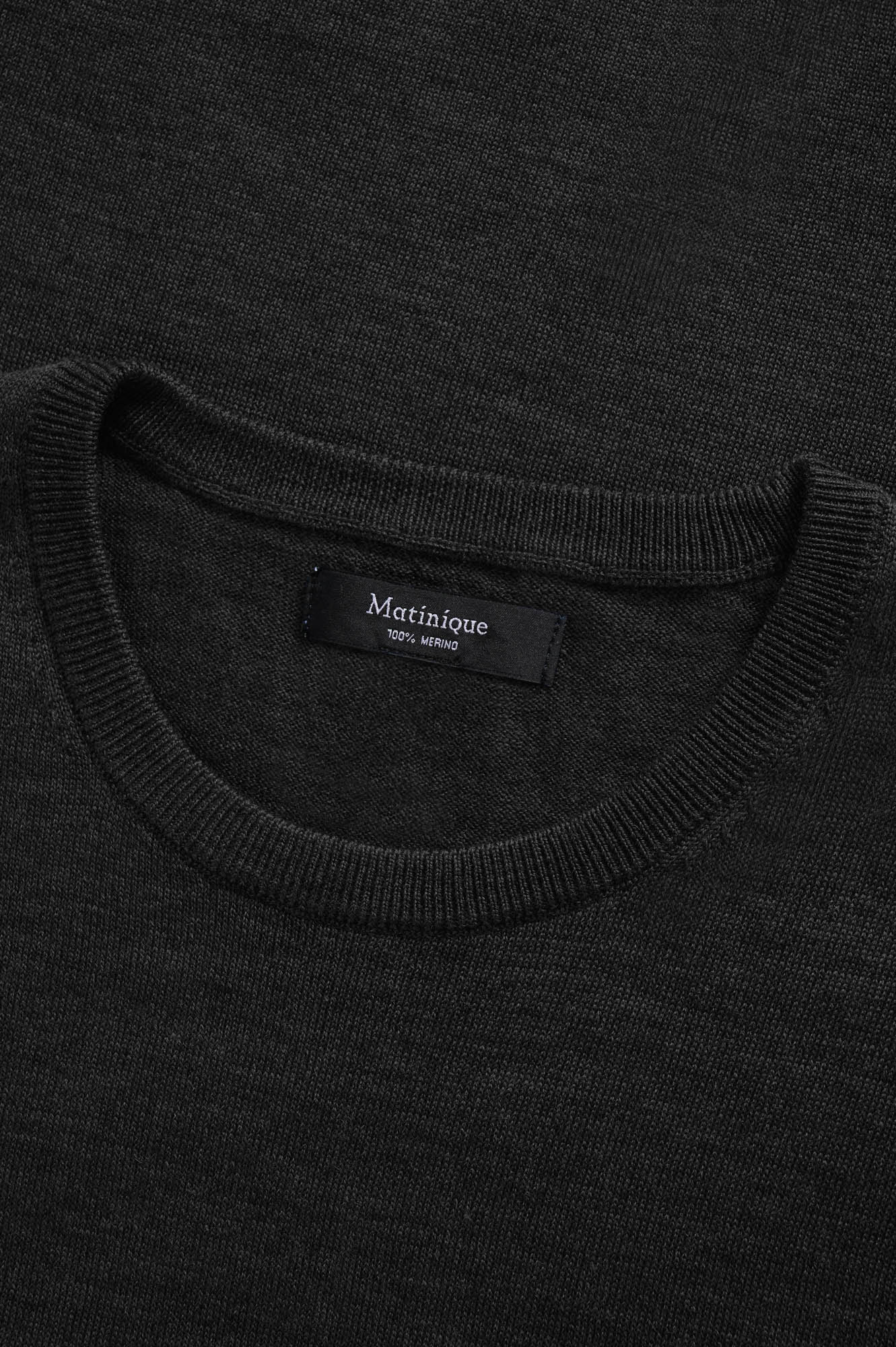 Col rond d’un chandail manches longues en tricot noir avec bordure côtelée pour homme par Matinique, en gros plan