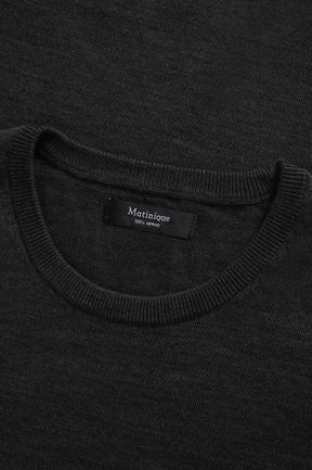 Col rond d’un chandail manches longues en tricot noir avec bordure côtelée pour homme par Matinique, en gros plan