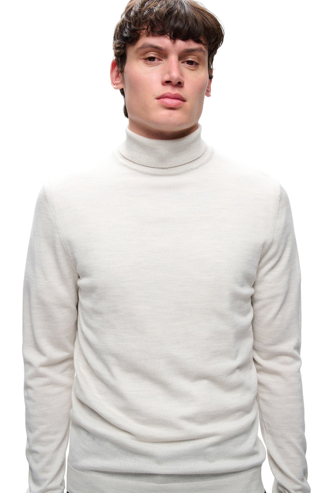 Vue rapprochée de face d’un chandail manches longues col roulé blanc cassé avec col côtelé replié pour homme par Matinique