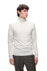 Vue de face d’un chandail manches longues col roulé en tricot blanc cassé avec manches longues pour homme par Matinique