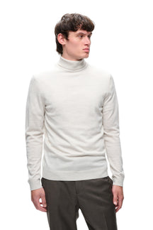 Vue de face d’un chandail manches longues col roulé en tricot blanc cassé avec manches longues pour homme par Matinique