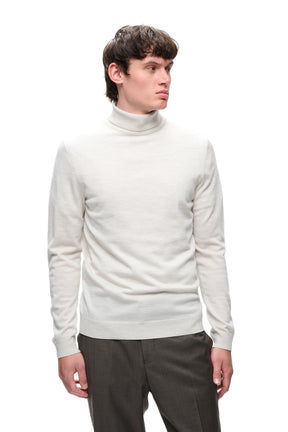 Vue de face d’un chandail manches longues col roulé en tricot blanc cassé avec manches longues pour homme par Matinique