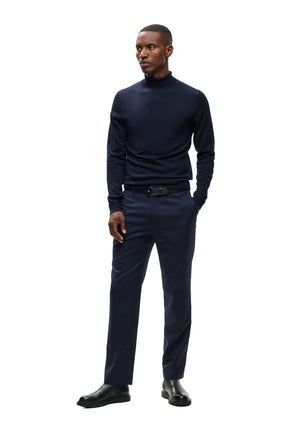 Vue en angle sur mannequin du chandail manches longues bleu marine à col roulé, porté pour homme par Matinique