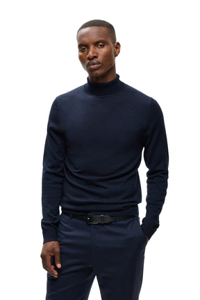 Chandail bleu marine à col roulé, manches longues et ourlet côtelé pour homme par Matinique, vue avant sur mannequin