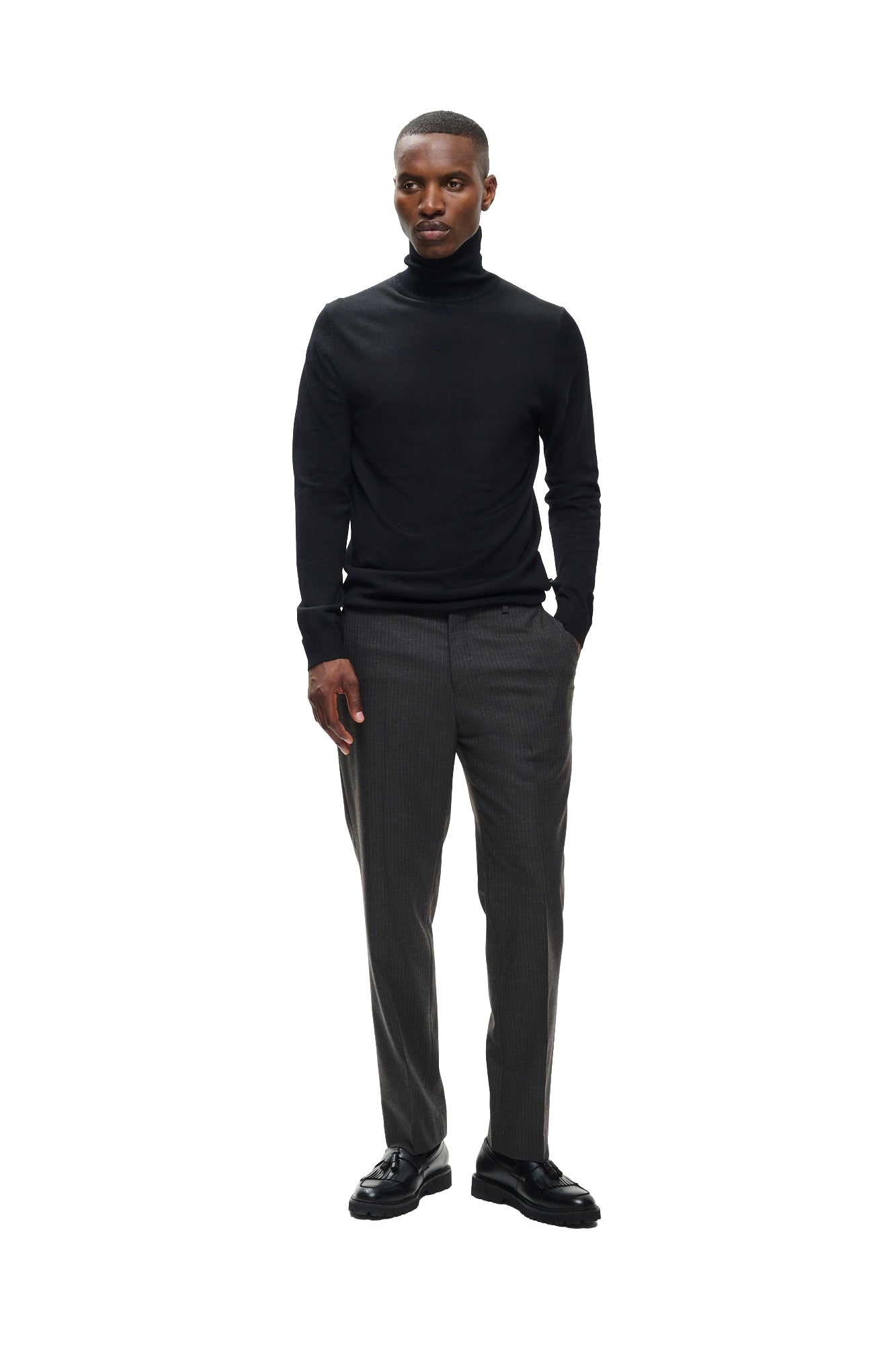 Chandail manches longues noir à col roulé porté avec un pantalon gris pour homme par Matinique, vue de face pleine longueur