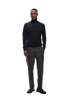 Chandail manches longues noir à col roulé porté avec un pantalon gris pour homme par Matinique, vue de face pleine longueur