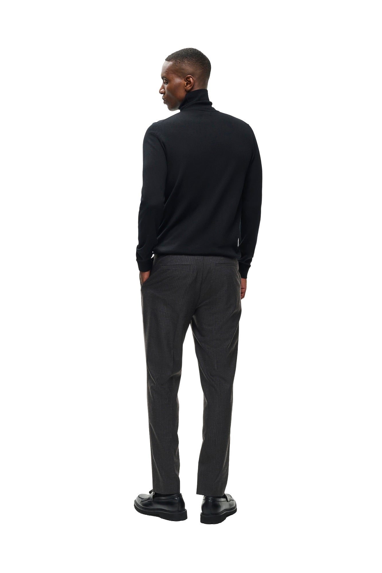 Chandail noir à col roulé, manches longues et ourlet droit pour homme par Matinique, vue de dos sur mannequin