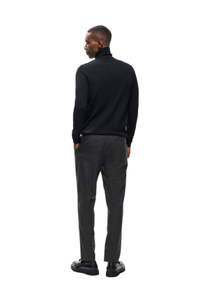 Chandail noir à col roulé, manches longues et ourlet droit pour homme par Matinique, vue de dos sur mannequin