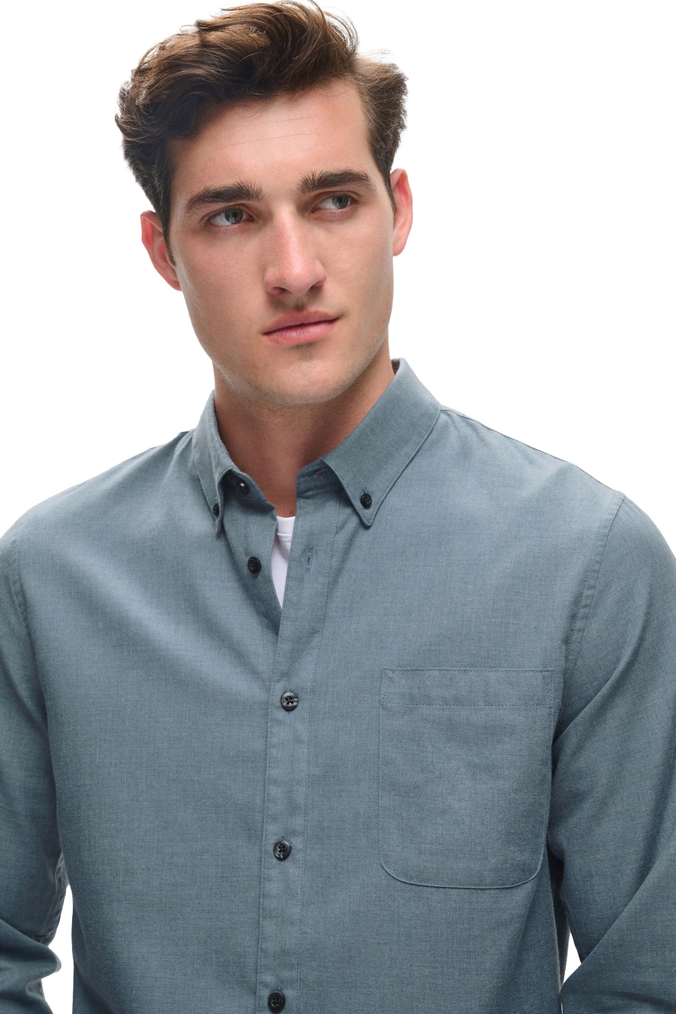 Chemise à manches longues bleue-gris montrant col boutonné et boutons noirs pour homme par Matinique, en gros plan