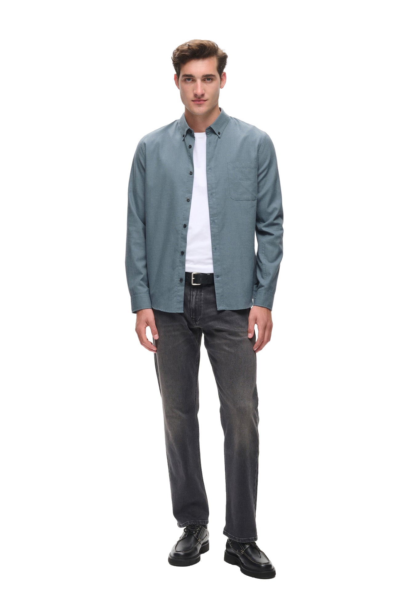 Chemise à manches longues boutonné bleu-gris sur mannequin, vue avant pleine longueur pour homme par Matinique