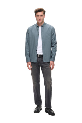 Chemise à manches longues boutonné bleu-gris sur mannequin, vue avant pleine longueur pour homme par Matinique