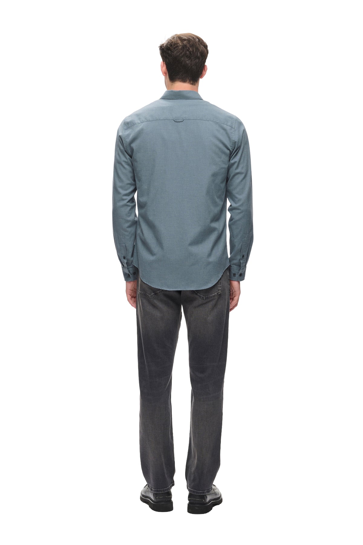 Chemise à manches longues bleue-gris sur mannequin, vue arrière avec empiècement aux épaules pour homme par Matinique