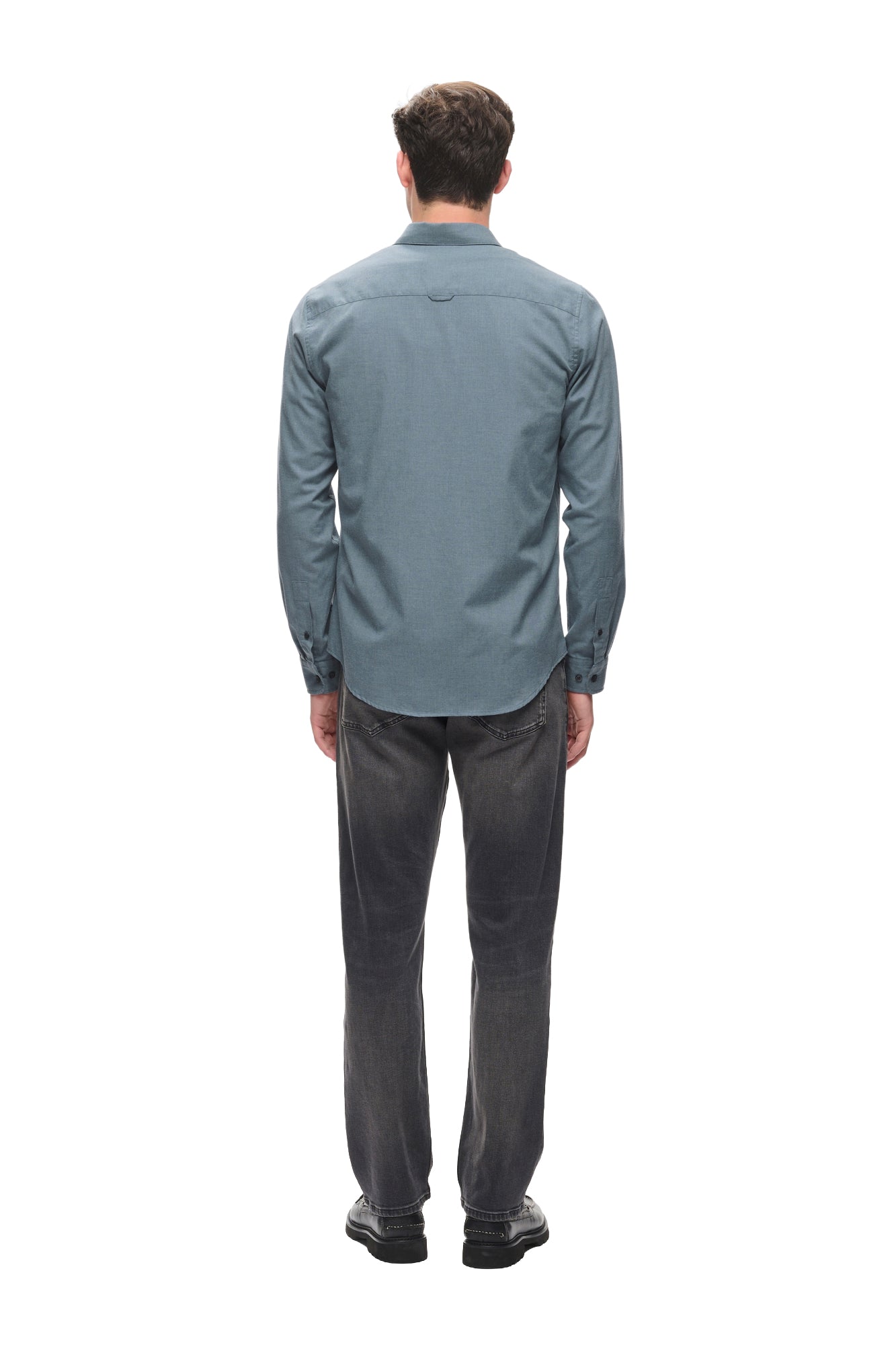 Chemise à manches longues bleue-gris sur mannequin, vue arrière avec empiècement aux épaules pour homme par Matinique