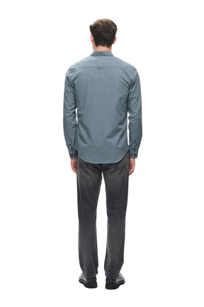Chemise à manches longues bleue-gris sur mannequin, vue arrière avec empiècement aux épaules pour homme par Matinique