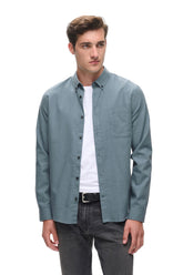 Chemise à manches longues boutonné bleu-gris sur mannequin, vue avant avec col boutonné pour homme par Matinique